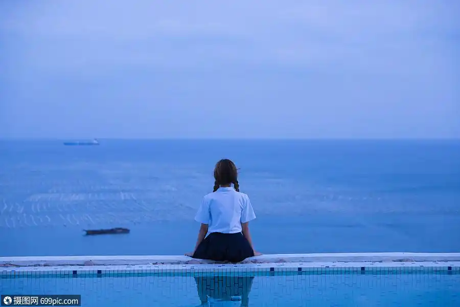 照片 人物情感 夏日黄昏泳池美女背影.jpg