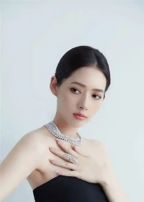 原创小向太郭碧婷快生啦穿长裙挺大孕肚逛街获向佐呵护好甜蜜