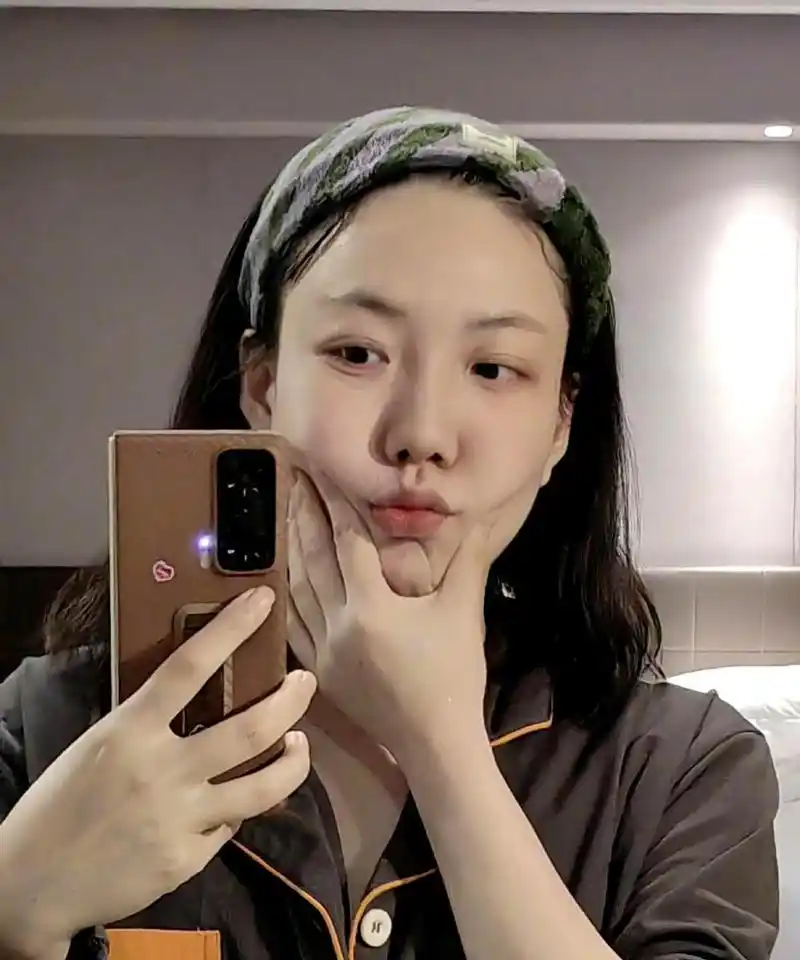 吴莫愁的素颜比化妆更漂亮,因为她平时的妆容太过夸张,无法展现她的