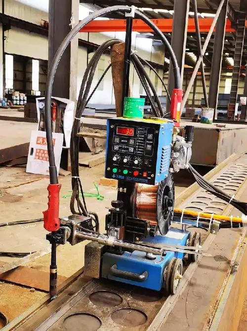 2)机器操作;采用半自动埋弧焊和半自动二氧化碳气体保护焊机.