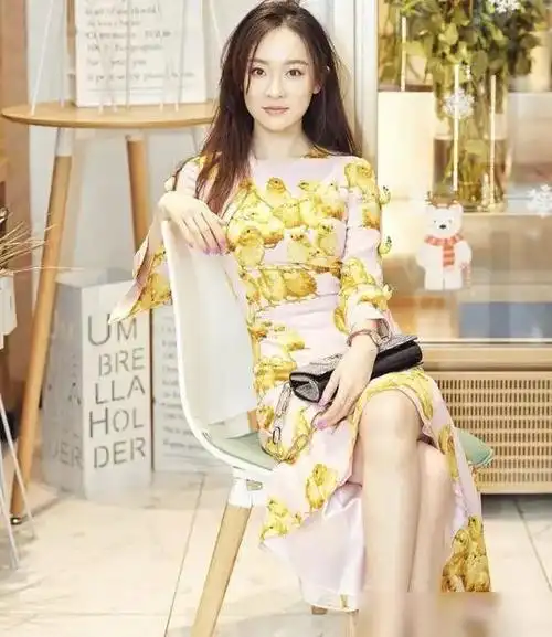 辣妈霍思燕少女感十足,看不出比杜江大五岁,减龄穿搭秘籍学起来