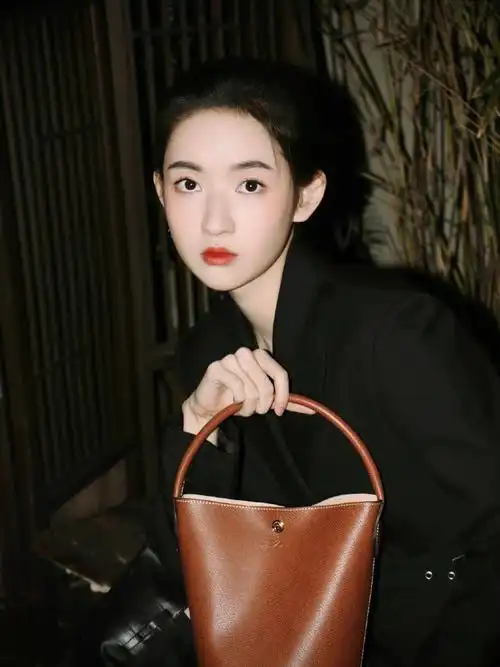 王玉雯演绎提篮造型包08恣意释法南法风情