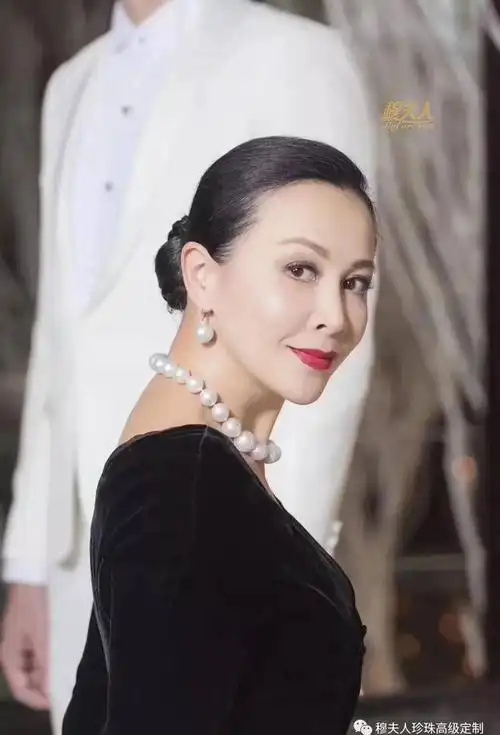 佩戴澳白项链的女神们