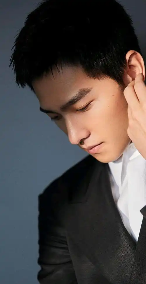 杨洋帅气图片,五官精致的英俊少年