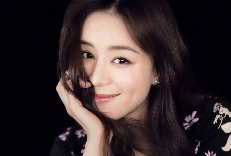 张静初自曝素颜近况,晒餐食被指不健康,还被吐槽披头散发_尹正_漂亮