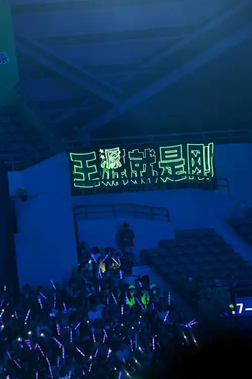 王源超话#王源出席qq音乐巅峰盛典#  989898绿海莹莹 为你而来