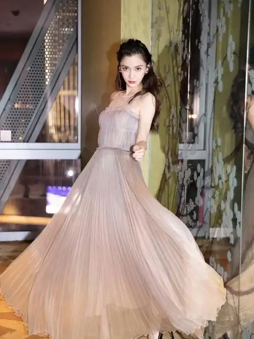 女明星穿礼服,就服angelababy,性感清纯样样行!