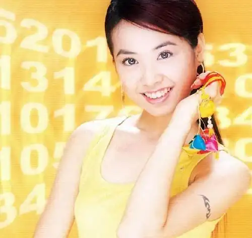 刚刚出道时的蔡依林还处于婴儿肥的尴尬时期,曾一度减肥晕倒在路边