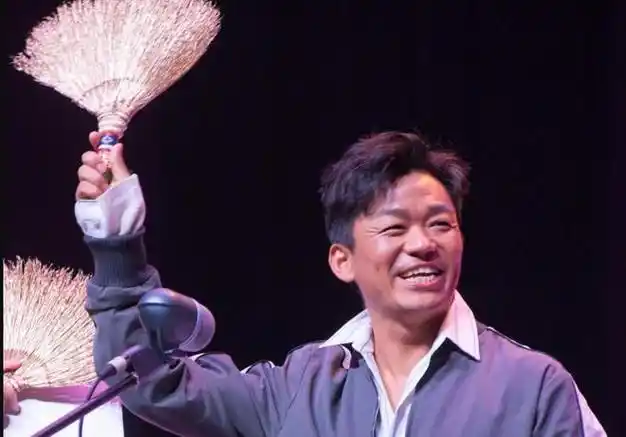 王宝强6年磨一剑,电影《八角笼中》破13亿,不疯魔不成魔不罢休|何炅