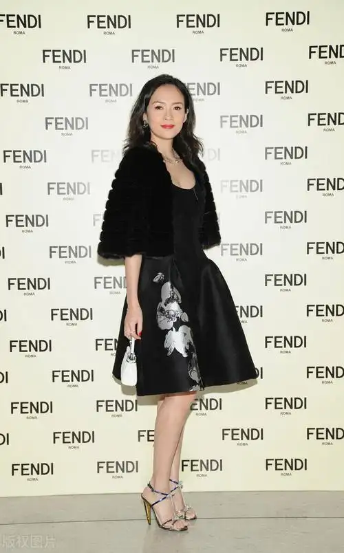 章子怡踩高跟鞋亮相显年轻了笑开了花