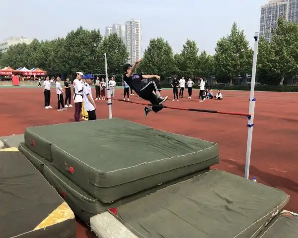 第十三届校运动会女子跳高完美谢幕