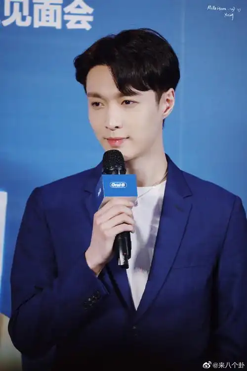 张艺兴直播##张艺兴蓝色西装