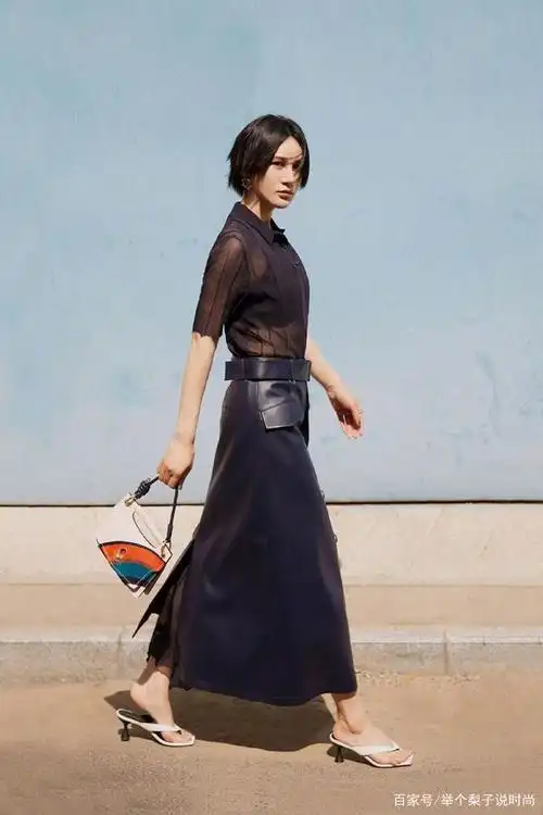 尚雯婕的衣品真难懂,穿透视衫配黑皮裙,脚上的人字拖太抢镜