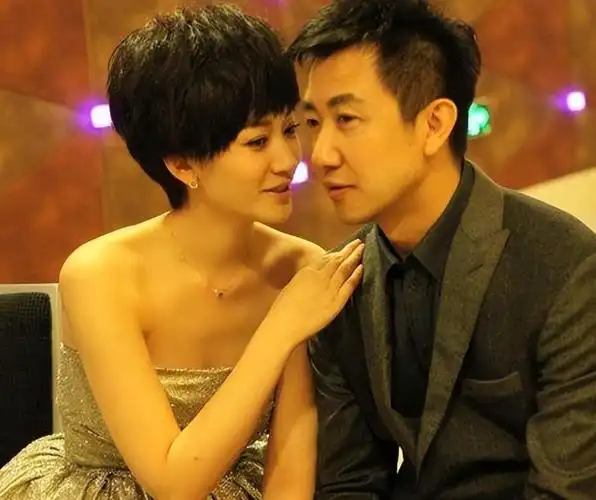 梅婷前夫鄢颇首曝婚纱照,与小15岁老婆过情人节,深情对视好幸福-腾讯