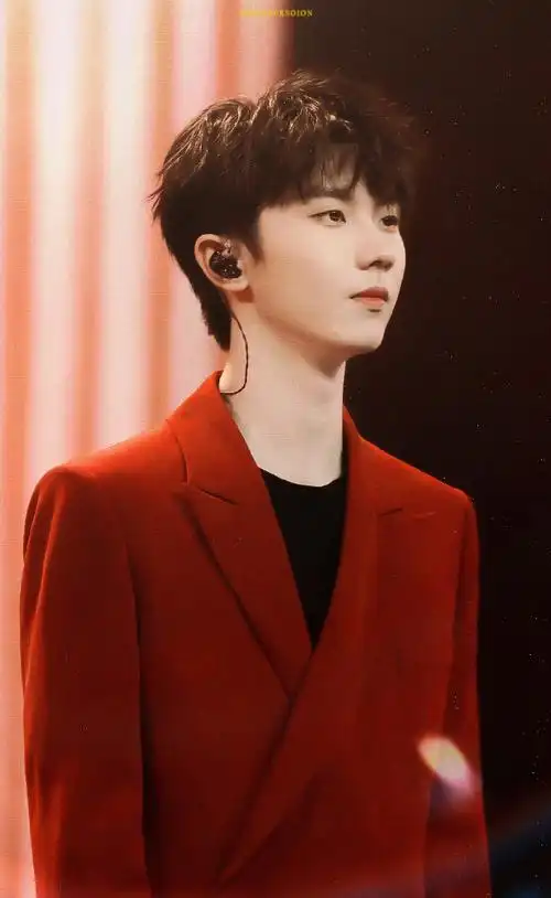 分享2p很喜欢的红西装0499#马嘉祺红色卫衣造型#马嘉祺同款博