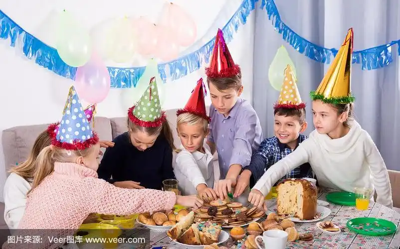 欢乐的男孩和女孩们用晚餐庆祝生日