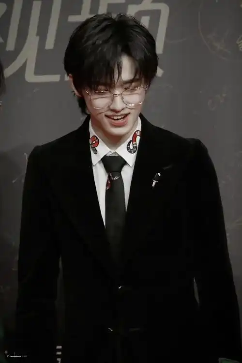 宋亚轩眼镜造型把眼镜焊上去