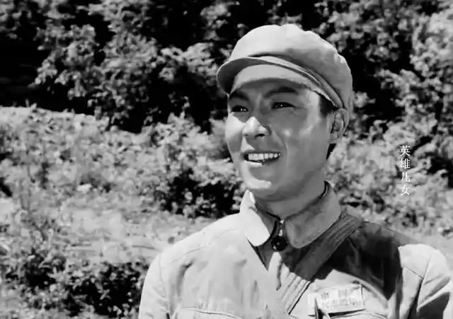《英雄儿女》中,刘世龙出演了舍生忘死的大英雄王成