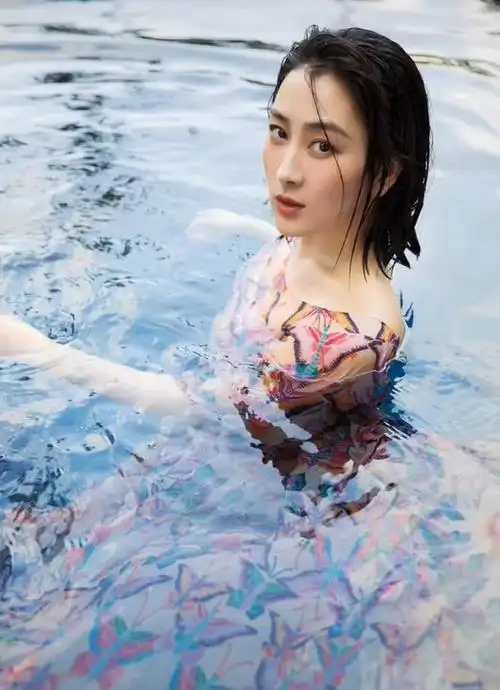 马苏与神秘男逛街全程有说有笑一个动作暴露关系男方来头不小