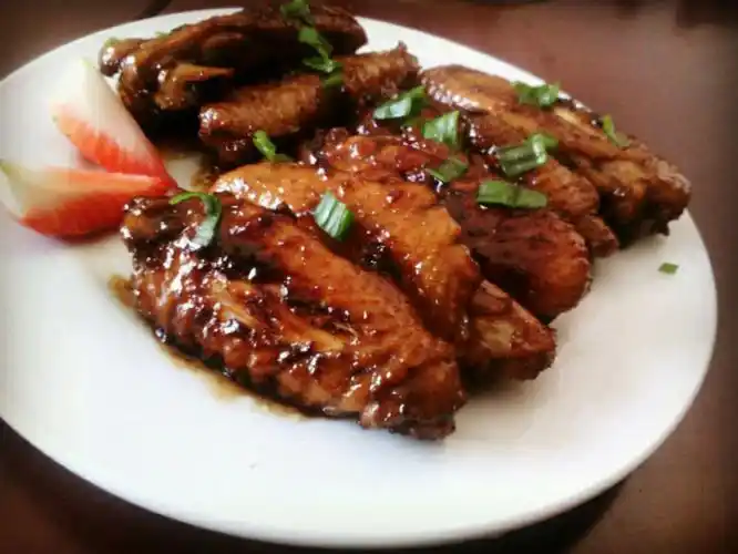 p>可乐鸡翅是一道以鸡翅和 a target="_blank" href="/item/可乐