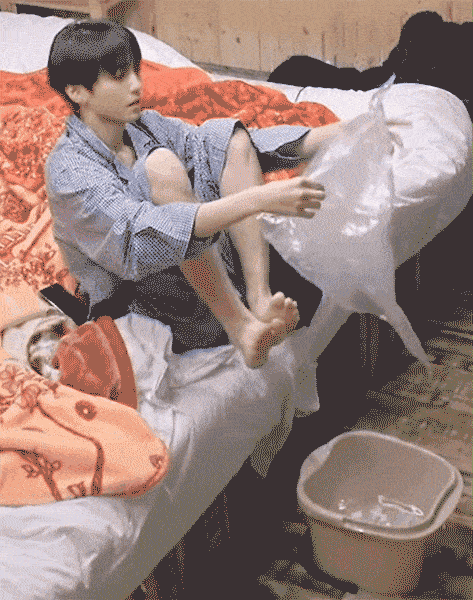 王俊凯不仅泡脚跑了个寂寞,当初洗脸也洗了个寂寞