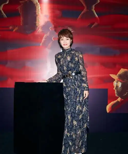 马伊琍太大胆了穿礼服裙配小白鞋上台不仅不丑意外减龄高级