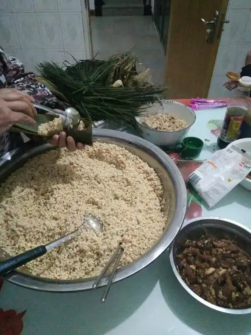 这几年我都是和婆婆一起包粽子的,以前只能包一两个,今年包了二十二个