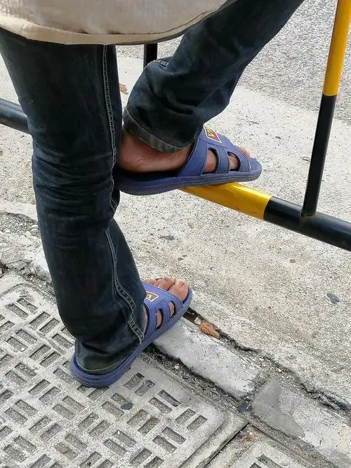 为什么北海人那么喜欢穿拖鞋?个个都是包租公,包租婆吗?