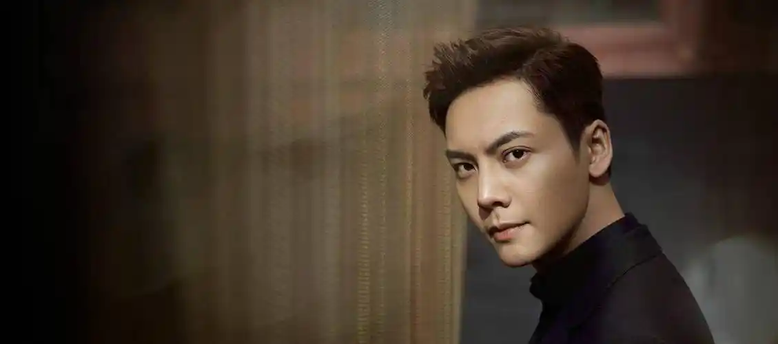 陈伟霆坦言中年危机荧幕前哽咽年龄同30的他却风生水起