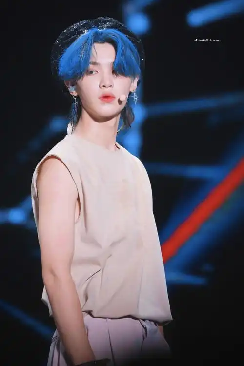 黄明昊justin蓝发