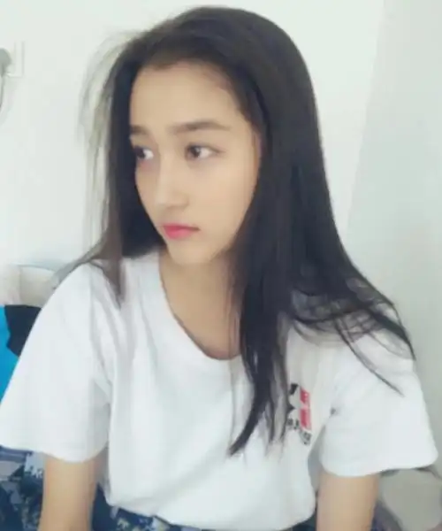 关晓彤说自己曾因黑胖没人追,看过她中学照片后:女人都是骗子