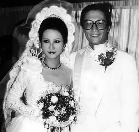 在那个时候有很多朋友都劝狄波拉,谢贤就是一个情场浪子,做做情人还