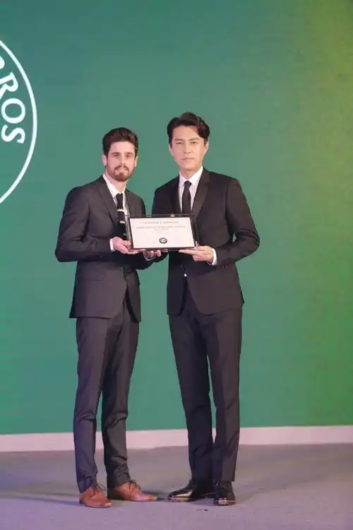 42岁靳东厉害了!白衬衫黑西装一本正经,成熟大叔尽显呆萌