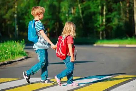 女孩牵手简笔画图片