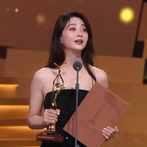 殷桃,中国著名女演员,以其精湛的演技和独特的魅力深受观众喜爱.