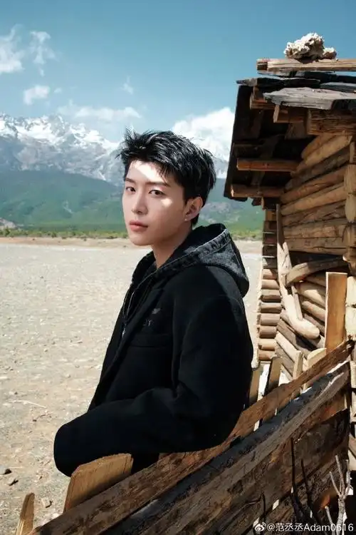 范丞丞白色挑染#谁给范丞丞做的发型简直太帅了吧!给老师加鸡腿!