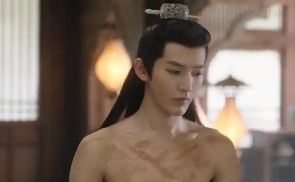 身材不好就别露了,大肚腩白斩鸡,与《封神》质子,差别一目了然