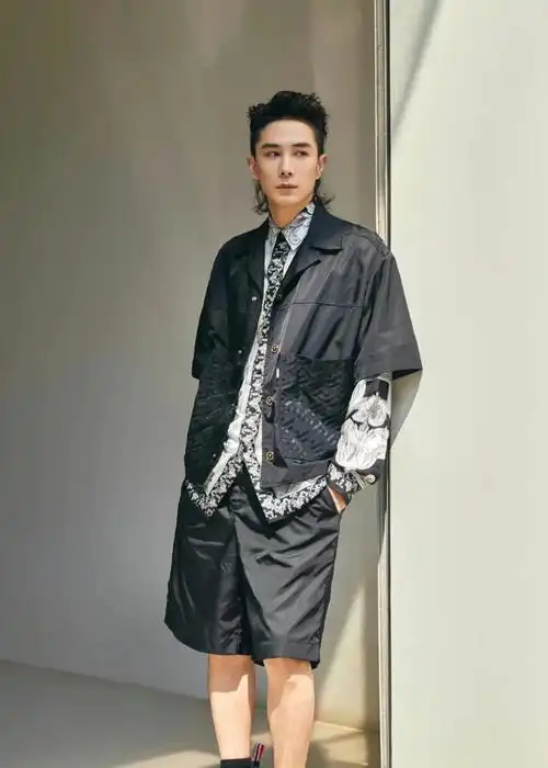 知名演员,歌手 李承铉 帅气演绎#versace22早秋系列  silver baroque
