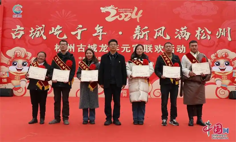 来自成都的游客唐桂阳说:"明天就是元宵节了,我专程从成都搭动车过来