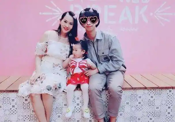 在前几年她生下了一个非常可爱的女儿,虽然这是伊能静的第二个孩子