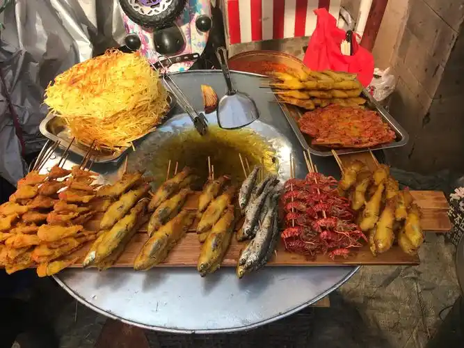 这里的很多街边小吃,土豆丝,土豆球,小鱼,小虾……都是采用油炸的