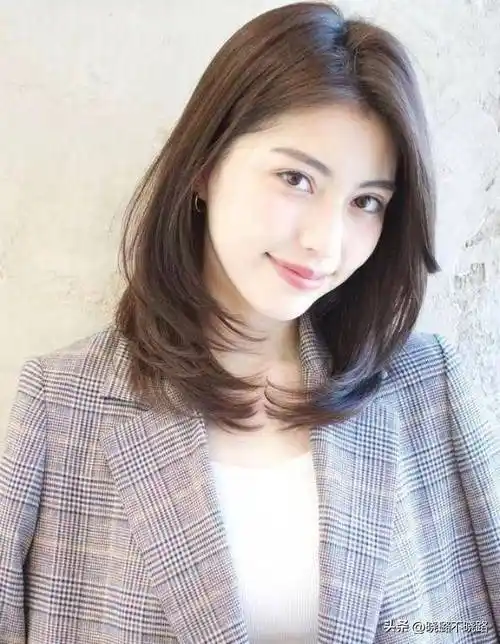 女人过了50岁,建议试试这3种"齐肩卷",洋气减龄,谁见谁夸_卷发_发型