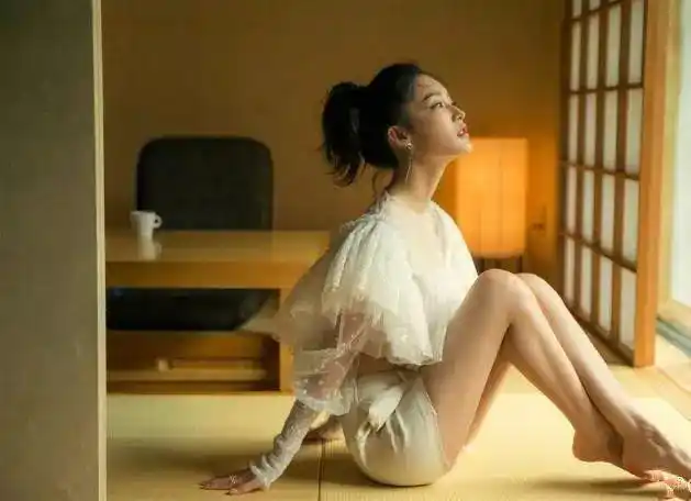 "七夕"李沁独自出游惹人心疼!穿搭清爽少女风,秀发减龄不像29