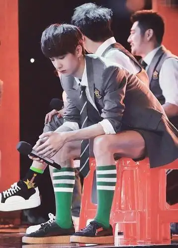 谁说男生不能穿小腿袜?看到王一博初次挑战的效果,这腿我爱了