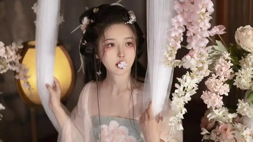 好看古风美女 油灯 小花瓣 4k高清美女壁纸_4k美女图片_彼岸图网pic.n