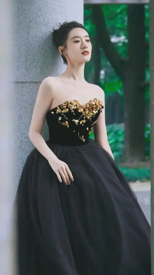 袁冰妍金色刺绣繁花裙##2021凤凰网时尚之选