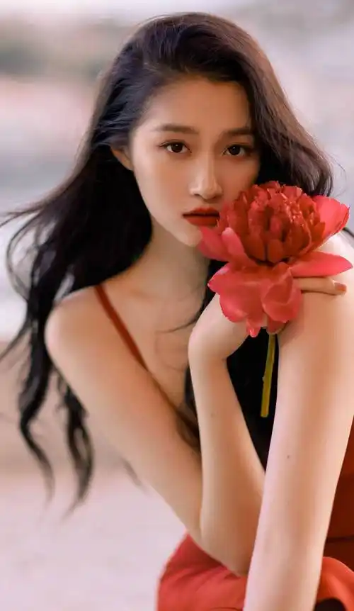 关晓彤红色吊带连衣裙性感写真_锁骨_照片_亮片