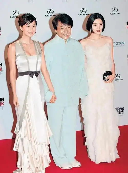 成龙,徐静蕾和范冰冰共同出镜,范冰冰的美貌无疑是焦点.