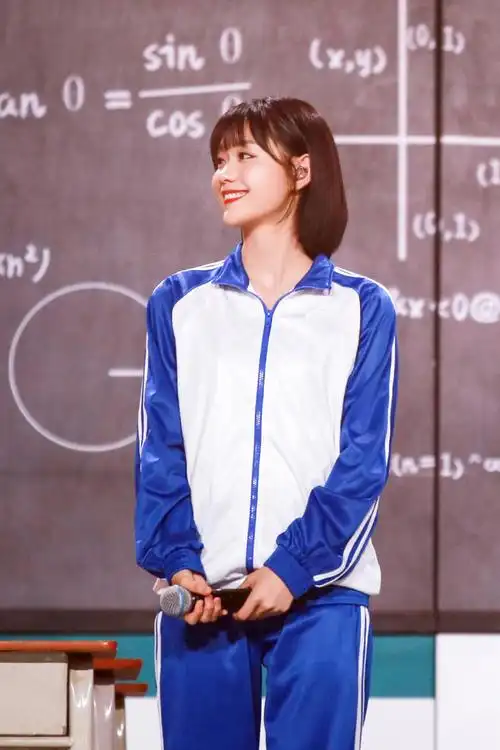 毛不易与段奥娟也穿上与歌曲氛围相匹配的白大褂与校服,为观众们献上