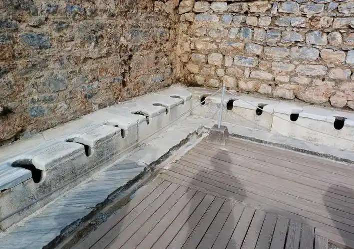 两千年以前的古罗马厕所,露天建造还要收取费用,成王权贵族象征